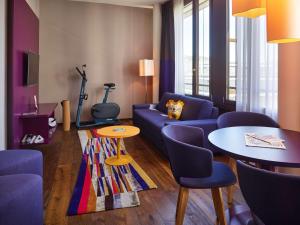 Predel za sedenje v nastanitvi 25hours Hotel Zürich West