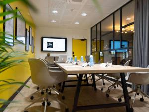 una sala conferenze con un lungo tavolo e sedie di ibis Styles Dreux Centre Gare a Dreux