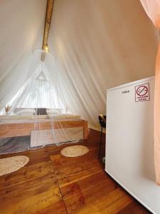 um quarto com uma cama numa tenda em Eco glamping- FKK Nudist Camping Solaris em Poreč