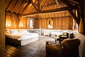 a bedroom with a bed and a couch in a room at Thermae Boetfort Hotel in Steenokkerzeel