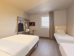 Posteľ alebo postele v izbe v ubytovaní Ibis Budget Mont De Marsan