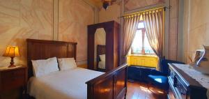 een slaapkamer met een bed en een raam bij Casa do Fundo - Sustainable & Ecotourism in Seia
