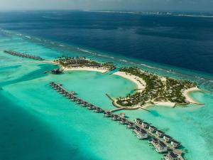 una vista aérea de una isla en el océano en SO/ Maldives, en Atolón de Malé Sur