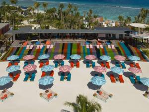 - une vue aérienne sur une plage dotée de chaises et de parasols dans l'établissement SO/ Maldives, à Atoll Malé Sud