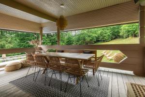 eine Terrasse mit einem Tisch und Stühlen auf einer Terrasse in der Unterkunft Poderey Villas in Jaremtsche