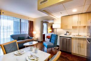 um quarto de hotel com uma cozinha e uma sala de estar em Radisson Hotel Southfield-Detroit em Southfield