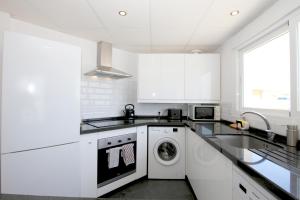 Kuchyň nebo kuchyňský kout v ubytování Estepona Centre Penthouse ALGASOL