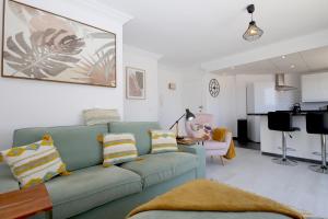 TV a/nebo společenská místnost v ubytování Estepona Centre Penthouse ALGASOL
