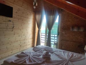 Postel nebo postele na pokoji v ubytování ERDA LAKESIDE Guesthouse