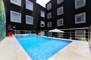 Comfort Inn Queretaro Tecnologico内部或周边的泳池