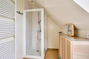 ein Badezimmer mit Dusche mit Glastür in der Unterkunft À 900m des plages- Maison pour 7 in Saint-Briac-sur-Mer