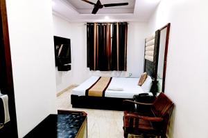 Postel nebo postele na pokoji v ubytování Hotel Crystal Deluxe at New Delhi Railway Station