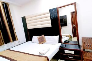 Postel nebo postele na pokoji v ubytování Hotel Crystal Deluxe at New Delhi Railway Station