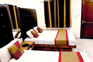 Postel nebo postele na pokoji v ubytování Hotel Crystal Deluxe at New Delhi Railway Station