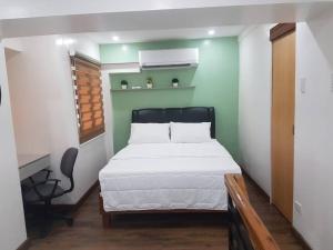 Un ou plusieurs lits dans un hébergement de l'établissement Loft Style Condo Unit in Makati with Netflix WIFI