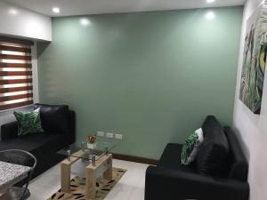 Coin salon dans l'établissement Loft Style Condo Unit in Makati with Netflix WIFI