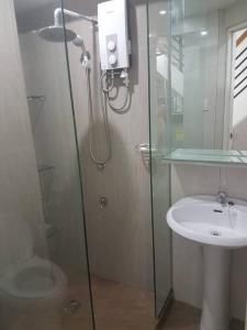 Salle de bains dans l'établissement Loft Style Condo Unit in Makati with Netflix WIFI