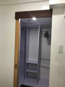 Photo de la galerie de l'établissement Loft Style Condo Unit in Makati with Netflix WIFI, à Manille