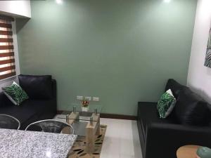 Coin salon dans l'établissement Loft Style Condo Unit in Makati with Netflix WIFI