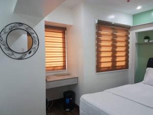 Un ou plusieurs lits dans un hébergement de l'établissement Loft Style Condo Unit in Makati with Netflix WIFI