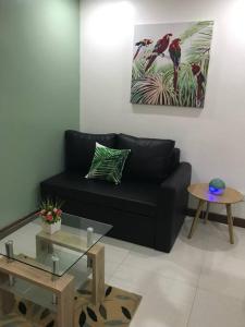 Coin salon dans l'établissement Loft Style Condo Unit in Makati with Netflix WIFI