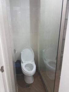 Salle de bains dans l'établissement Loft Style Condo Unit in Makati with Netflix WIFI