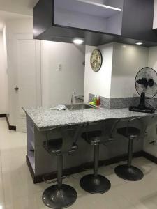 Cuisine ou kitchenette dans l'établissement Loft Style Condo Unit in Makati with Netflix WIFI