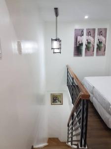 Un ou plusieurs lits dans un hébergement de l'établissement Loft Style Condo Unit in Makati with Netflix WIFI