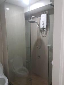 Salle de bains dans l'établissement Loft Style Condo Unit in Makati with Netflix WIFI