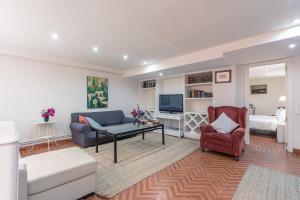- un salon avec un canapé et une table dans l'établissement Las Casas de Moratin, à Séville