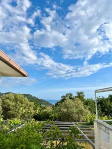 una vista sull'oceano dal balcone di una casa di Villa Carmela a Palinuro