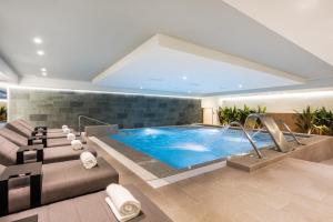 a large swimming pool in a hotel room at Hotel LIVVO Puerto de Mogán in Puerto de Mogán