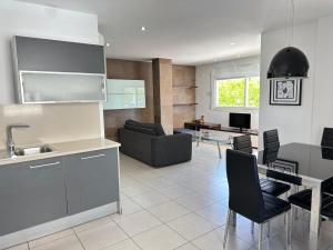 TV a/nebo společenská místnost v ubytování Agi Drugstore Apartments