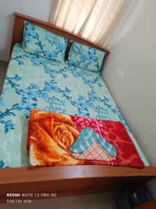 Giường trong phòng chung tại Snow White Home,Bedford Road, yercaud