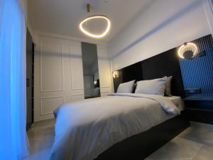 Ένα ή περισσότερα κρεβάτια σε δωμάτιο στο ROYAL Luxury Suite