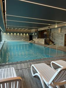 Bazén v ubytovaní Blue Mare Dubai Kasprowicza 20B, FREE Pool, Sauna, Parking, Fitness alebo v jeho blízkosti