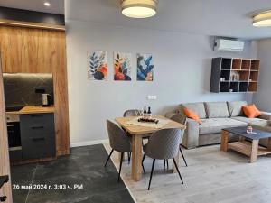 PernikDilyanka 2的客厅里有一张桌子和一张沙发