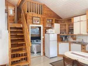 eine Küche mit einer Treppe, die zu einem Zimmer hinaufführt in der Unterkunft Lapponia in Kalajoki