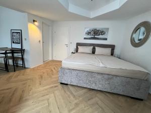 een slaapkamer met een bed en een tafel. bij Apartment Mate in Seget Vranjica