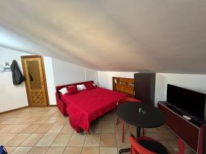 ein Schlafzimmer mit einem Bett mit einer roten Decke in der Unterkunft Frascati Roof 2 in Frascati