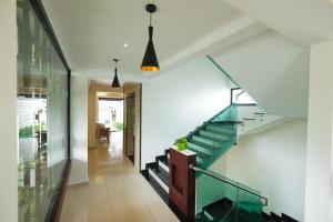 uma escada numa casa com um corrimão de vidro em Thekkady Gavi Suites em Vandiperiyār