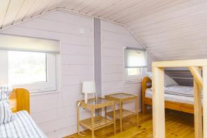 Dormitorio pequeño con litera y mesa en Surf Domki Habenda z sauną ogrodową, en Sarbsk