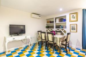 Telewizja i/lub zestaw kina domowego w obiekcie Las Casas de Moratin
