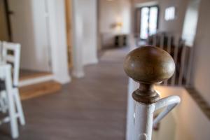 a close up of a wooden pole in a hallway at Casa Tia Regina in Hervás