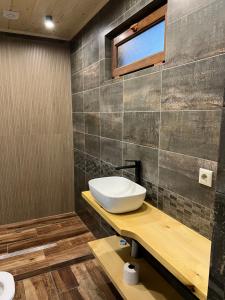 Vonios kambarys apgyvendinimo įstaigoje Balkonchik GuestHouse