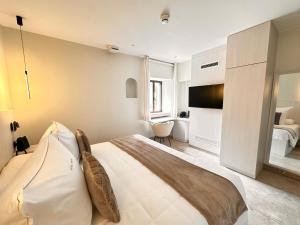 1 dormitorio con 1 cama grande en una habitación en AlliOli Boutique Hotel Spa en Castelló d'Empúries