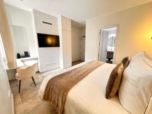 カステリョ・デンプリエスにあるAlliOli Boutique Hotel Spaのベッドルーム1室(ベッド1台、デスク、椅子付)