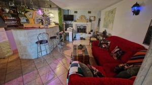 sala de estar con sofá rojo y bar en Haus Oberberg - Pokoje Ozonowane, en Wilkasy