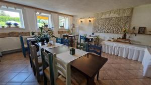 un comedor con mesas y sillas en un restaurante en Haus Oberberg - Pokoje Ozonowane en Wilkasy