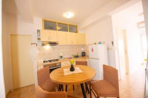 Kuchyň nebo kuchyňský kout v ubytování Apartments Cvito